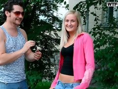 Grote kont, Grote mammen, Blond, Pijpbeurt, Hondjeshouding, Buiten, Strippen, Tiener