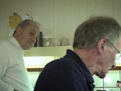 Dormitorio, Bikini, Corridas, Pajear, Cocina, Mucama, Tetas naturales, Tragarse