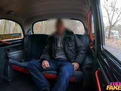 Tussi, Grosse titten, Auto, Öffentlich, Muschi, Tätowierung, Titten, Nass