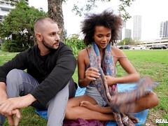 Verga grande, Tetas grandes, Negro, Interracial, Tetas naturales, Al aire libre, Afeitado, Tatuaje