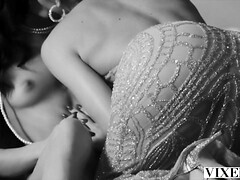 Grosse titten, Braunhaarige, Interrassisch, Lesbisch, Lingerie, Pornostars, Flotter dreier, Spielzeuge