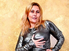 Enthousiasteling, Grote mammen, Seksspeelgoed, Vingeren, Moeder die ik wil neuken, Slipje, Alleen, Strippen