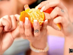 Enthousiasteling, Kont, Blond, Pijpbeurt, Vriendje, Rondborstig, Diep in de keel, Tieten likken