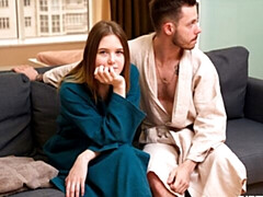 Sucer une bite, Brunette brune, En levrette, Souple, Seins naturels, Maigrichonne, Adolescente, Nénés