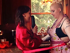 Tetas grandes, Penetracion con dedos, Besar, Cocina, Lamidas, Coño, Afeitado, Estriptis