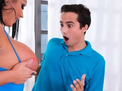 Gros cul, Gros seins, Sucer une bite, En levrette, Branlette thaïlandaise, Mère que j'aimerais baiser, Dénudage, Tatouage
