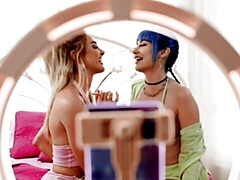 Slaapkamer, Grote kont, Grote mammen, Vingeren, Lesbisch, Kut duiken, Strippen, Tiener