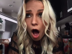 Grote kont, Grote mammen, Blond, Pijpbeurt, Hondjeshouding, Handbeurt, Gezichtspunt, Strippen