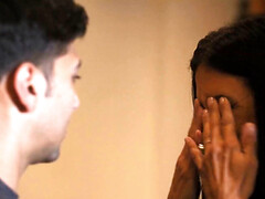 Gros cul, Grosse bite, Gros seins, Sucer une bite, Brunette brune, Rasée, Plan cul à trois