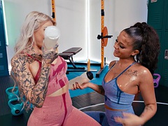 Blonde, Double pénétration, Doigter, Gym, Lesbienne, Léchez, Mamelons, Tatouage