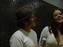 舞台裏, 茶髪の