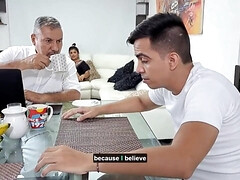 Cul, Sucer une bite, Brunette brune, Rondelette, Hard, Maman, Fils, Nénés