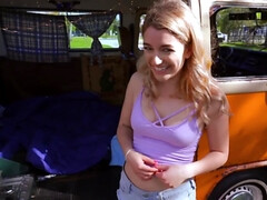 Amerikaans, Blond, Pijpbeurt, Auto, Sperma in gezicht, Tatoeage, Tiener, Tieten likken