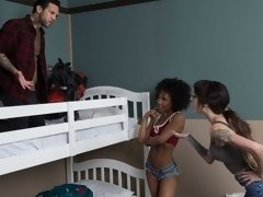 En levrette, 2 femmes 1 homme, Branlette thaïlandaise, Hard, Interracial, Masturbation, Adolescente, Plan cul à trois