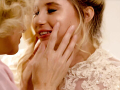 MILF Julia Ann enjoys stepdaughter Carolina Sweets' pussy