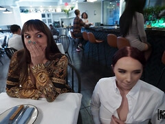 Pijpbeurt, Aangekleed, Openbaar, Roodharige vrouw, Uniformpje