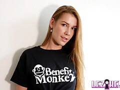 Lesbisch, Likken, Ondergoed, Masturbatie, Kut duiken, Geschoren, Mager, Strippen