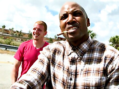 Gros cul, Noire, Sucer une bite, Homosexuelle, Interracial, De plein air, Fumer, Tatouage