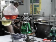 Cul, Tir de sperme, En levrette, 2 femmes 1 homme, Lesbienne, De plein air, Piercing, Nénés