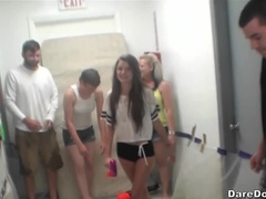 Blonde, Sucer une bite, Collège université, Dortoir, 2 femmes 1 homme, Piercing, Maigrichonne, Plan cul à trois