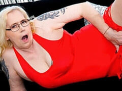 Belle grosse femme bgf, Gros cul, Grosse bite, Sucer une bite, En levrette, Mère que j'aimerais baiser, Cheveux courts, Tatouage