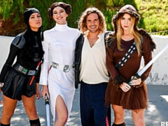 Enthousiasteling, Pijpbeurt, Bruinharig, Lesbisch, Natuurlijke tieten, Orgie, Mager, Tieten likken