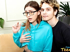 Cul, Grosse bite, Sucer une bite, En levrette, Lunettes, Seins naturels, Maigrichonne, Adolescente