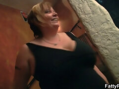 Wohlbeleibte schöne frauen, Blasen, Geile alte tussi, Tanzen, Fett, Handjob, Milf, Party