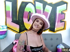 Gros cul, Gros seins, Éjaculation interne, En levrette, Hard, Rousse roux, Rasée, Gicler