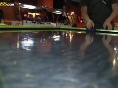 Braunhaarige, Lecken, Lingerie, Piercing, Öffentlich