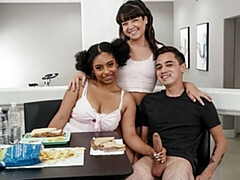 18 ans, Gros cul, Grosse bite, Sucer une bite, En levrette, 2 femmes 1 homme, Adolescente, Nénés