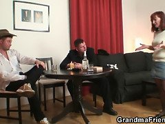 Kehlenfick, Oma, Reif, Realität, Rotschopf, Strümpfe, Flotter dreier