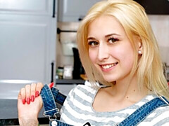 Grosser arsch, Blondine, Fingern, Masturbation, Kurzes haar, Solo, Entkleiden, Jungendliche (18+)