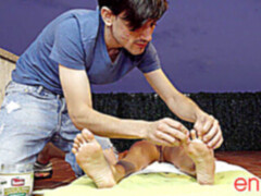 Morena delgada, naked interview, tetitas