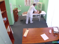 Enthousiasteling, Arts, Hondjeshouding, Sperma in gezicht, Vingeren, Likken, Kantoor, Kut duiken