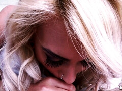 Grosse bite, Blonde, Sucer une bite, Gorge profonde, Léchez, Piercing, Pov, Adolescente