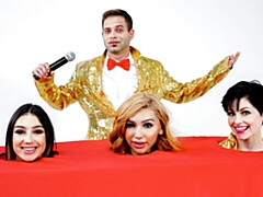 18 jaar, Grote kont, Grote lul, Pijpbeurt, Hondjeshouding, 1 man 2 vrouwen, Tiener, Tieten likken