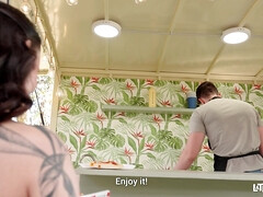 Grosser schwanz, Gesichtssitzen, Würgen, Interrassisch, Lecken, Natürlichen titten, Realität, Ehefrau