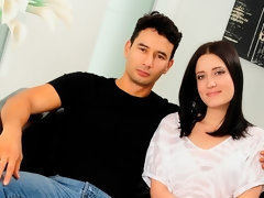 In den arsch, Arsch, Braunhaarige, Handjob, Küssen, Muschi, Strapon, Jungendliche (18+)