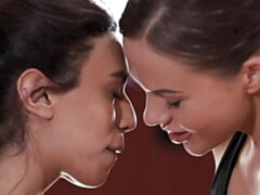 Badkamer, Blond, Pop, Zoenen, Natuurlijke tieten, Sportoefening, Strippen, Nat