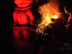 Kont, Pijpbeurt, Bruinharig, Sperma in mond, Slipje, Strippen, Tatoeage, Tieten likken