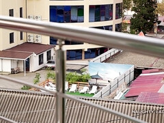 Bruinharig, Rondborstig, Flashing, Natuurlijke tieten, Buiten, Openbaar, Alleen, Tieten likken