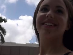 18 ans, Cul, Exhib, Petite amie, Fille latino, Seins naturels, Public, Adolescente