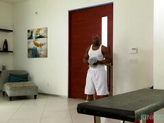 Cul, En levrette, Interracial, Fille latino, Massage, Seins naturels, Nénés, Mouillée