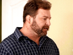 En levrette, Embrassement, Masturbation, Seins naturels, Cheveux courts, Nénés, Jouets, Vibromasseur