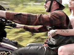 Брюнетки, На природе