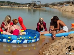 Habillées, Groupe, Lesbienne, Orgie, De plein air, Public, Satin, Echangistes