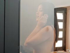 Sucer une bite, Brunette brune, Mignonne, En levrette, Poilue, Léchez, Masturbation, Chatte