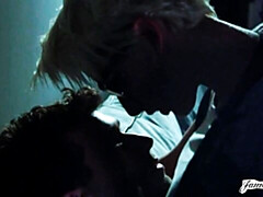 Gros cul, Grosse bite, Gros seins, Blonde, Sucer une bite, En levrette, Cheveux courts