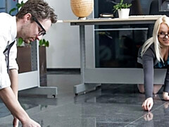 Gros cul, Grosse bite, Blonde, Seins naturels, Bureau, Jarretelles, Adolescente, Nénés